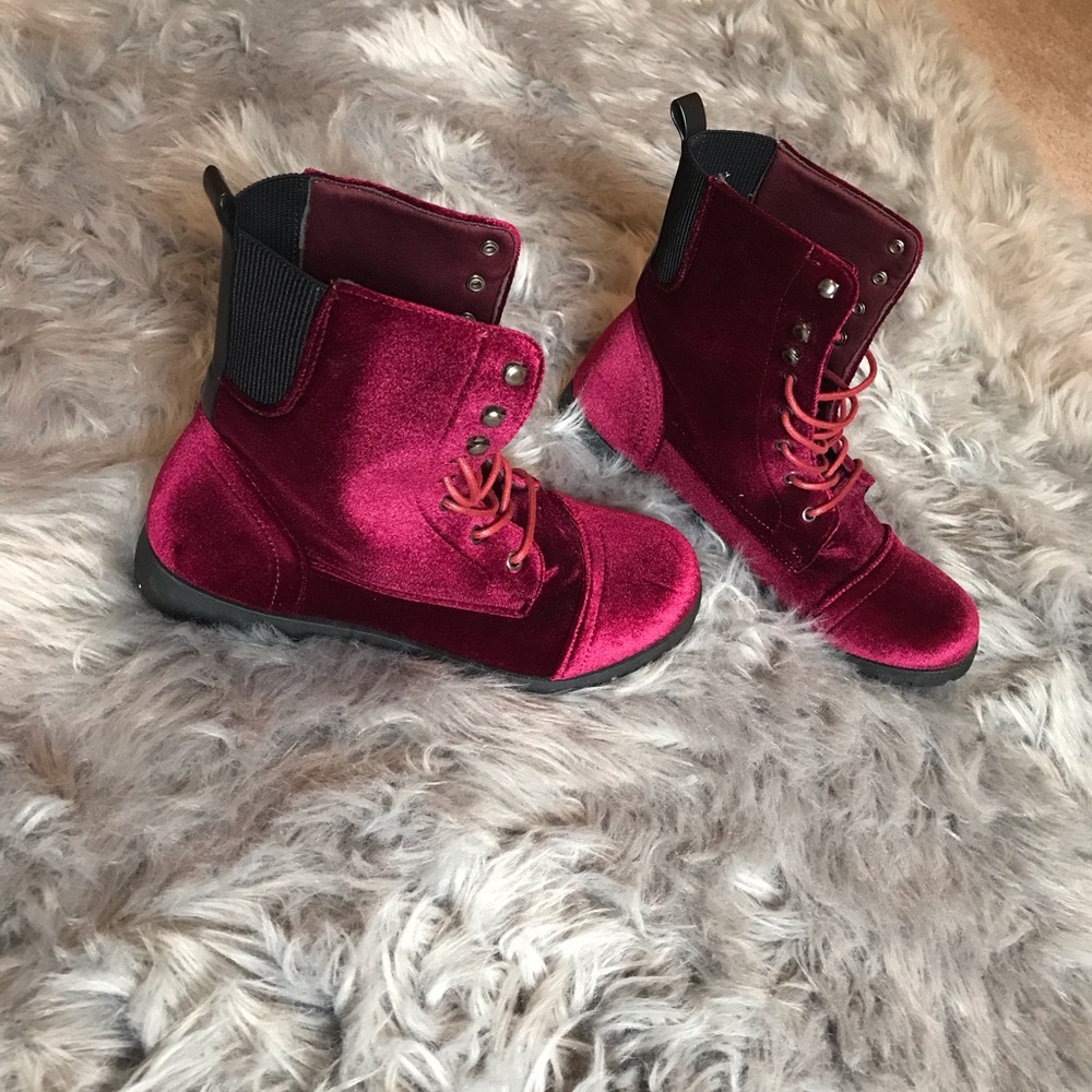 Velvet burgundy boot